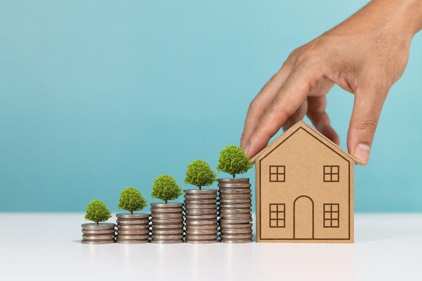 Münzen mit wachsendem Baum, Hinweis auf Immobilieninvestmentwachstum.