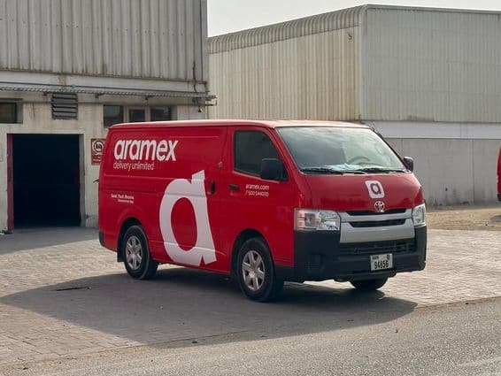 Aramex-Van fährt zur Arbeit auf.