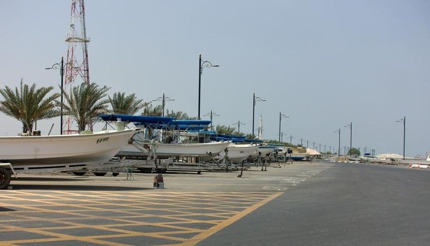 Kalba Sharjah, VAE Blick auf Fischerboote, die entlang der Küste aufgereiht sind.