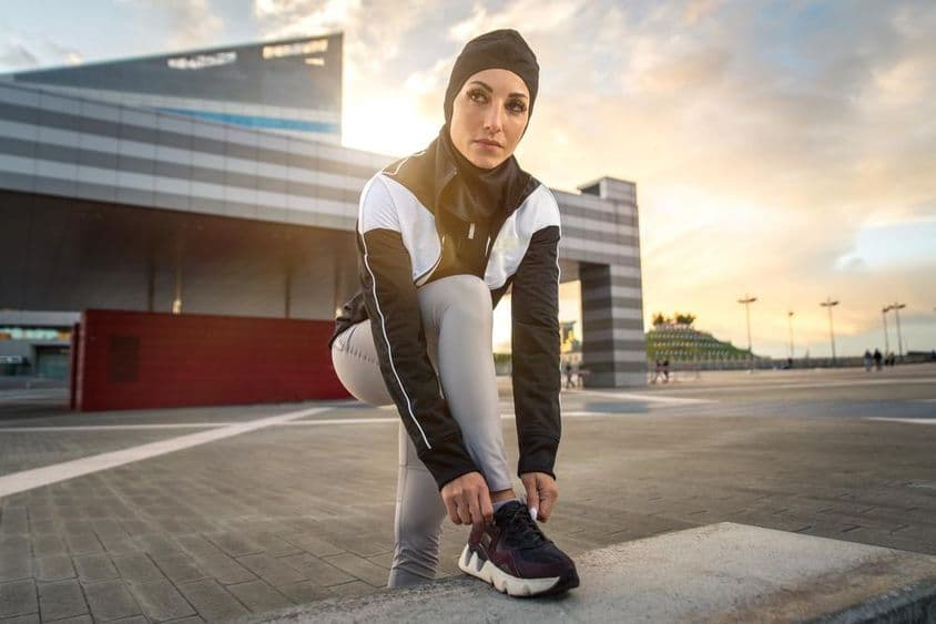 Muslimische Frau beim Stadtlauftraining in der Innenstadt.