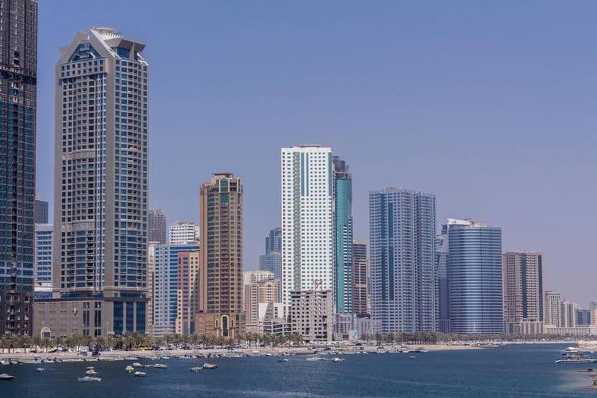 Wolkenkratzer in Sharjah säumen die Uferpromenade.