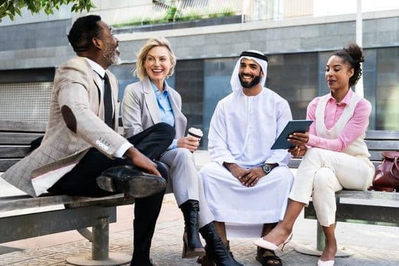 Gruppe von Geschäftsleuten trifft einen Emirati-Geschäftsmann in Dubai.