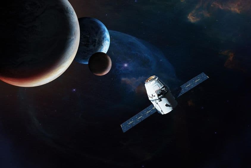 Satellit nahe Planeten im tiefen Weltraum.