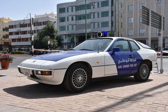 Klassische Polizeiausstellung in Abu Dhabi, Blau-weißer Streifenwagen.