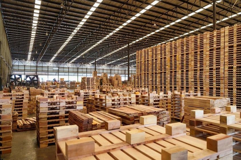 Holzpaletten für den Industriegütertransport.