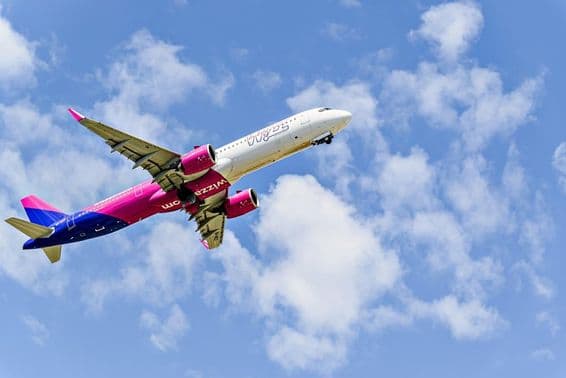 Wizz Air Fluggesellschaft Airbus A321 Flugzeug beim Start.