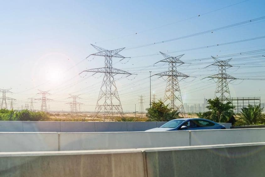 Hochspannungsleitungen in der Wüste nahe Dubai.