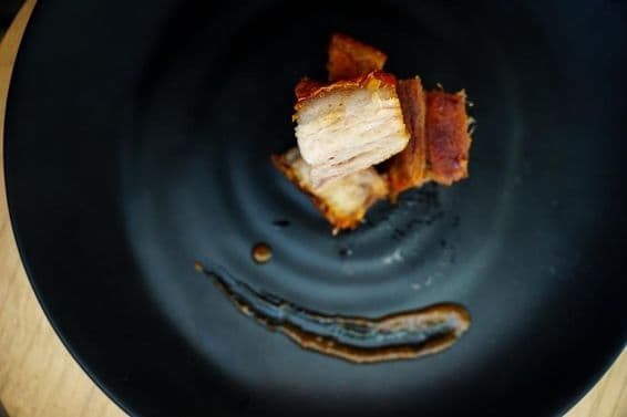 Ein Teller mit köstlichem knusprigen Schweinefleisch, Dubai, Vereinigte Arabische Emirate.