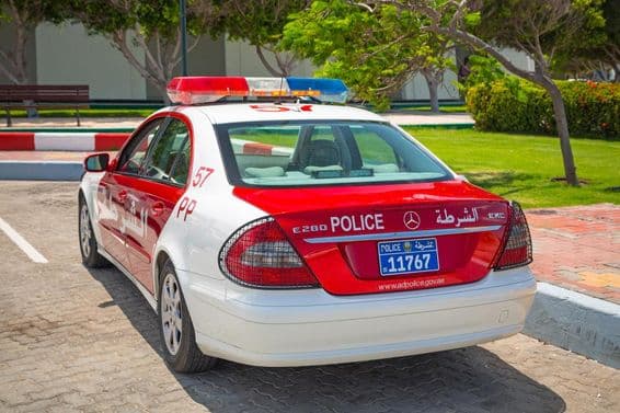 Polizeiauto auf einer Straße in Abu Dhabi, der Hauptstadt der Vereinigten Arabischen Emirate.