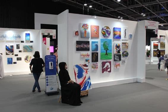 Öffentlicher Ausstellungsraum auf der World Art Dubai Ausstellung.