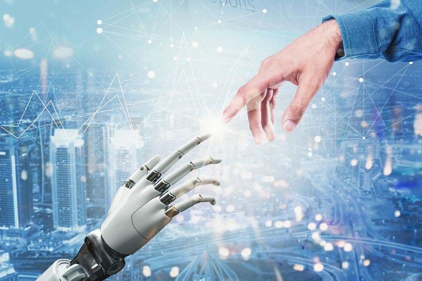 3D-Roboterhand trifft menschliche Hand über futuristischer Stadtszene.