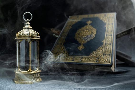 Arabische Laterne mit Koran.