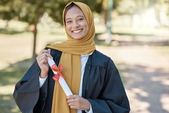 Islamische Studentin mit Diplom an einer Freiluftuniversität.
