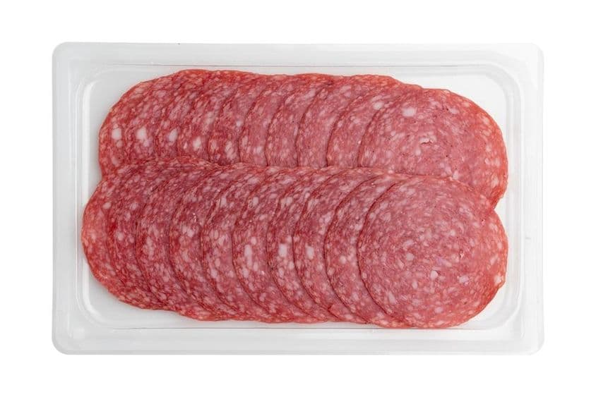 Aufgeschnittener Salami in Plastikverpackung.