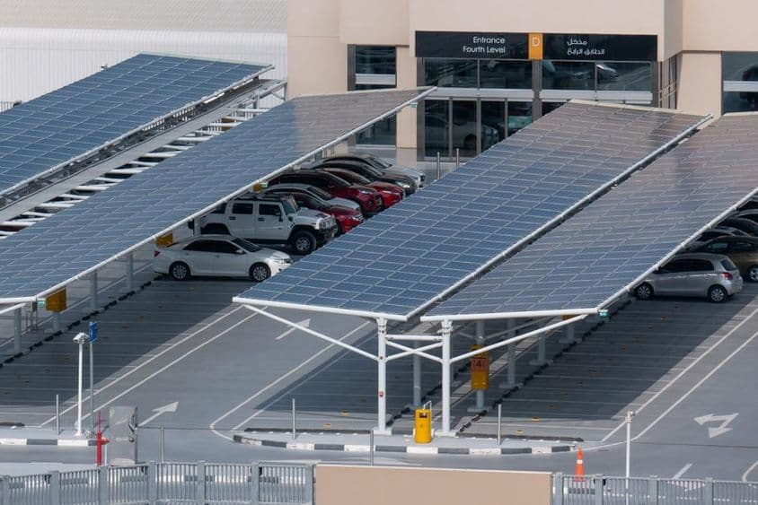 Solarmodule auf einem Supermarktparkplatz in Dubai.