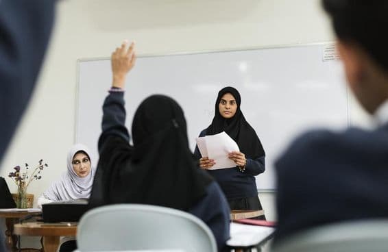 Muslimische Kinder, die in einem Klassenzimmer lernen.