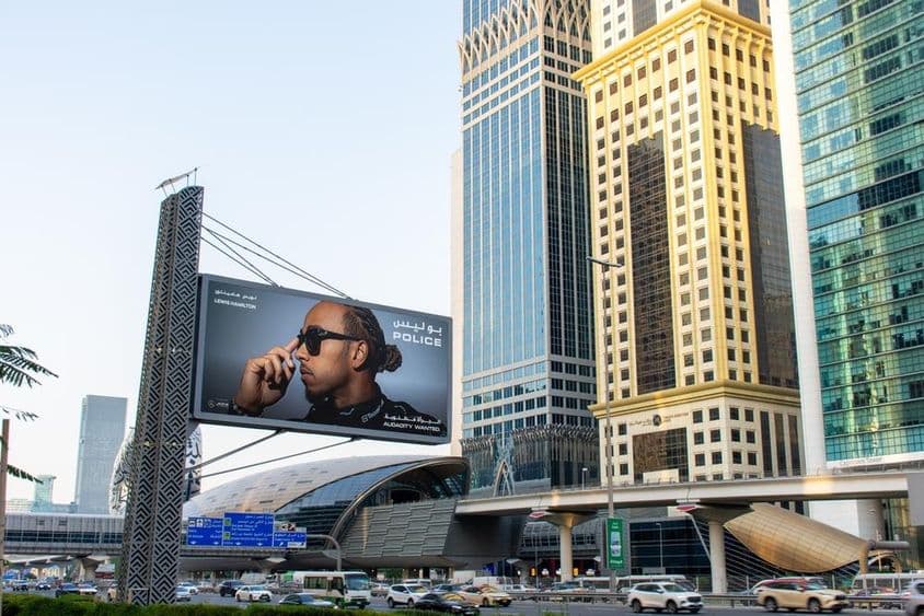Werbetafel für Sonnenbrillen auf der Sheikh Zayed Road, Stadt Dubai.