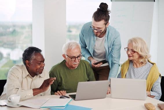 Pädagoge erklärt die Nutzung von sozialen Medien in der modernen Welt.