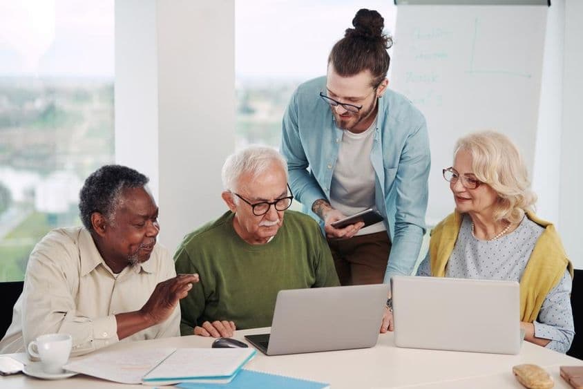 Pädagoge erklärt die Nutzung von sozialen Medien in der modernen Welt.