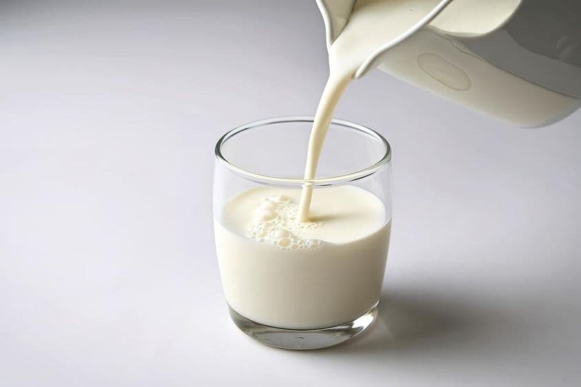 Milch in ein kleines Glas gießen.