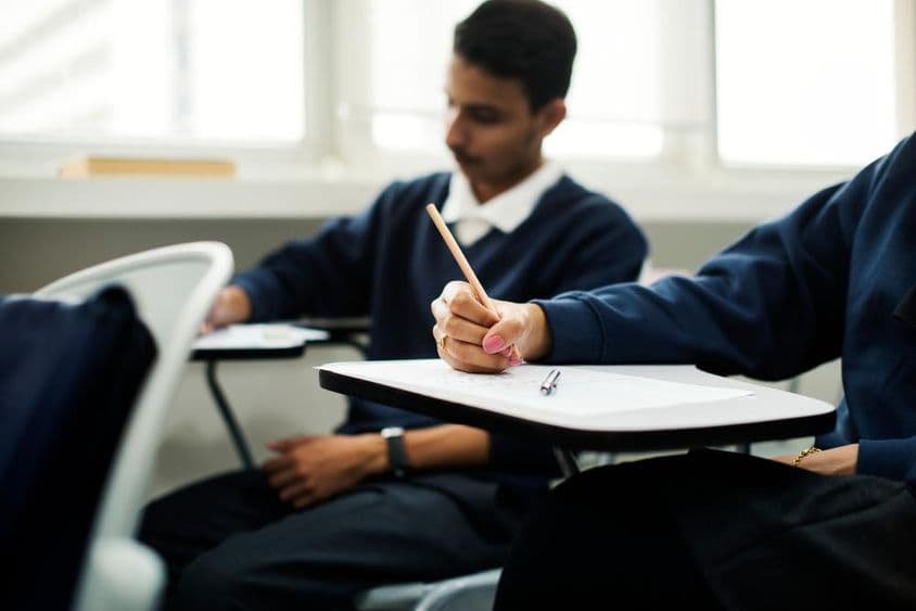 Muslimische Kinder lernen in einem Klassenzimmer.