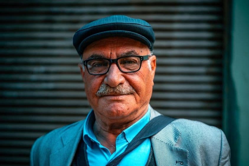 Älterer Mann mit Hut auf der Straße.