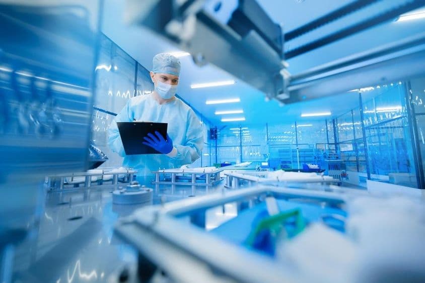 Pharmazeutischer Arbeiter bedient eine Produktionslinie in der pharmazeutischen Industrie.