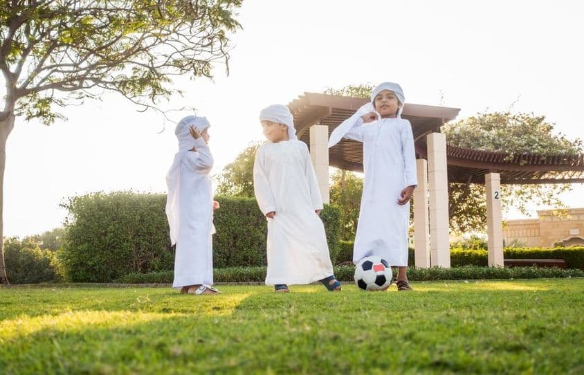 Eine Gruppe von Kindern aus dem Nahen Osten spielt und hat Spaß im Freien.