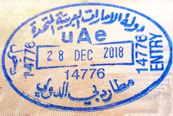 Der Einreisestempel der Vereinigten Arabischen Emirate in einem ausländischen Reisepass in Dubai.