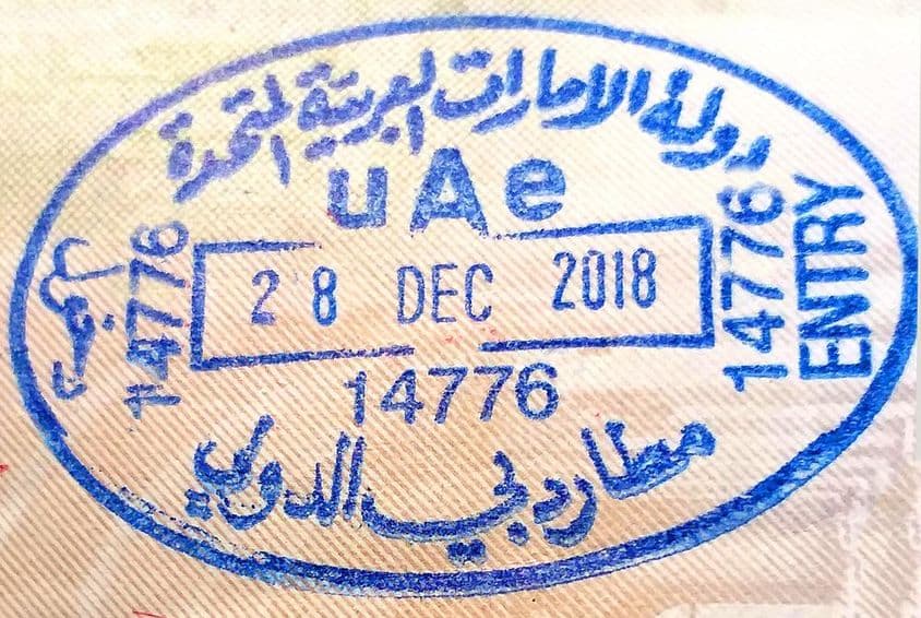 Der Einreisestempel der Vereinigten Arabischen Emirate in einem ausländischen Reisepass in Dubai.