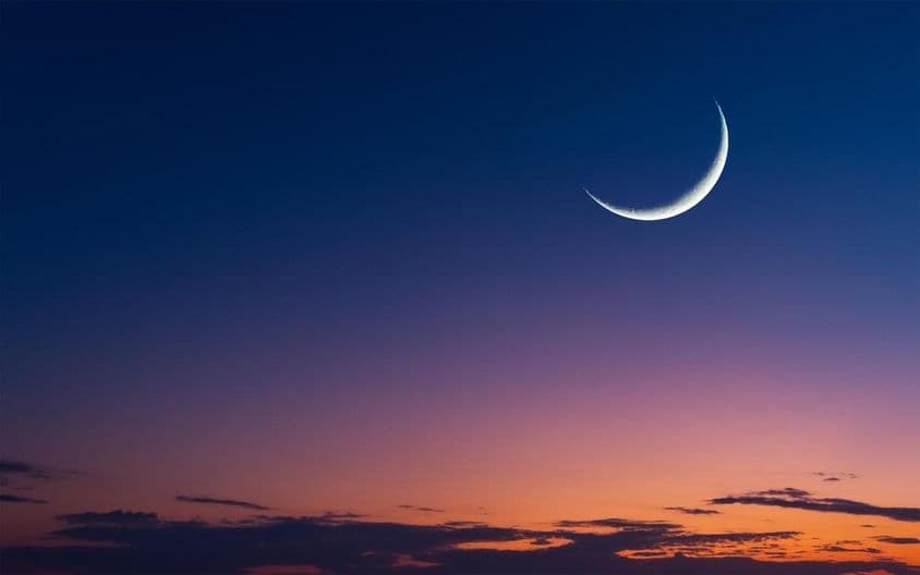 Ramadan islamische Abenddämmerung mit östlichem Mond.