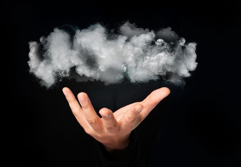 Wolke in einer menschlichen Hand.