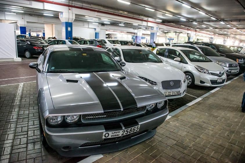 Tiefgarage mit Autos in Dubai, Mall of the Emirates.