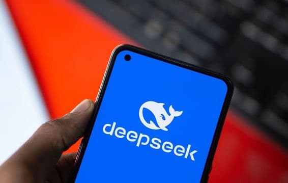 Das DeepSeek AI-Logo auf einem Smartphone angezeigt.