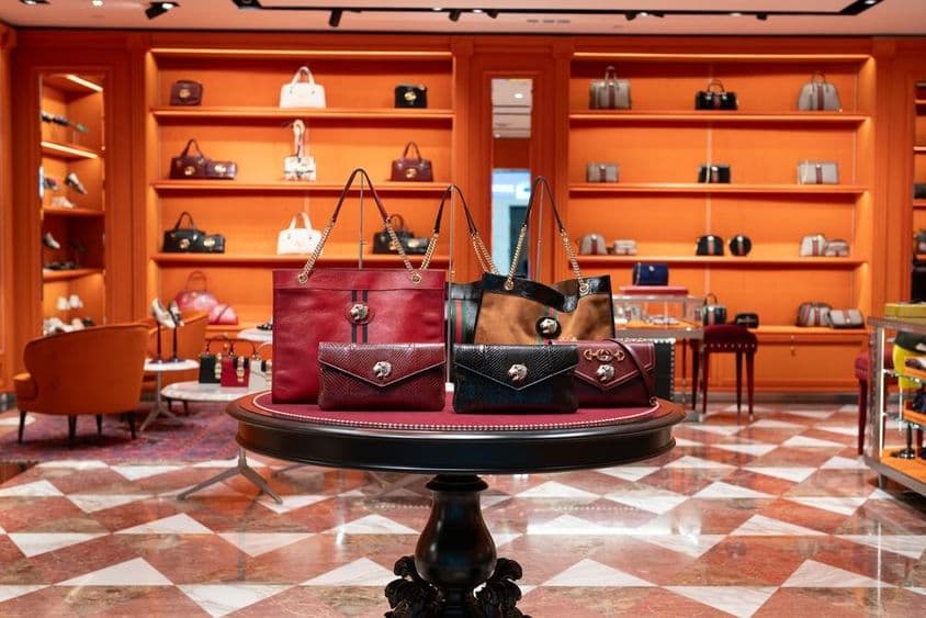 Verschiedene Taschen im Gucci-Geschäft am Dubai International Airport.
