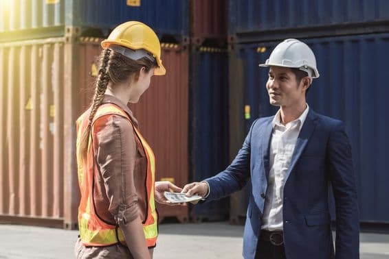 Der Arbeitgeber bezahlt den Arbeiter nach Beendigung der Arbeit.