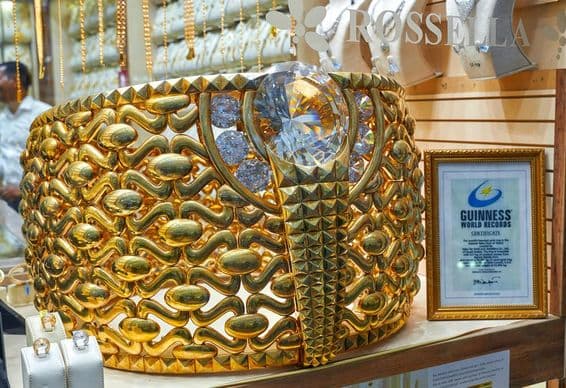 Der größte Goldring der Welt, ausgestellt im Dubai Gold Souq.