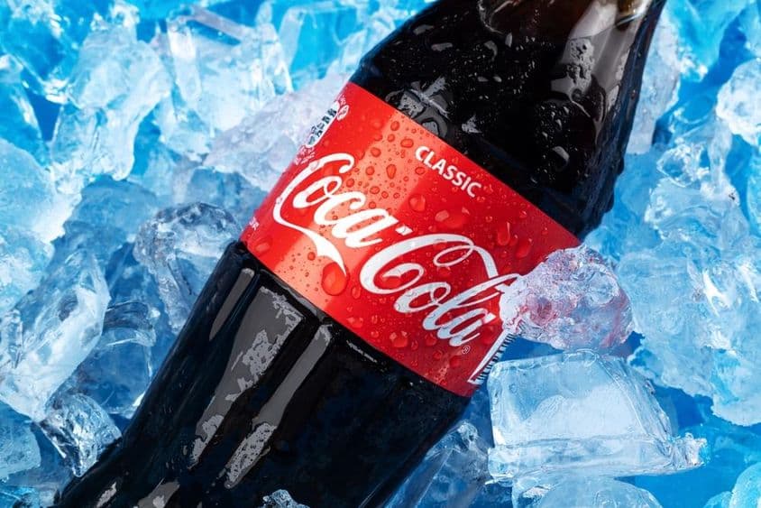 Eine Flasche Coca-Cola auf Eis.
