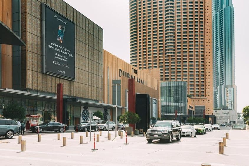 Geparkte Autos in der Nähe eines Einkaufszentrums in Dubai.