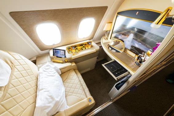 Emirates Airlines First-Class Fensterplatz auf dem Oberdeck des Airbus A380.