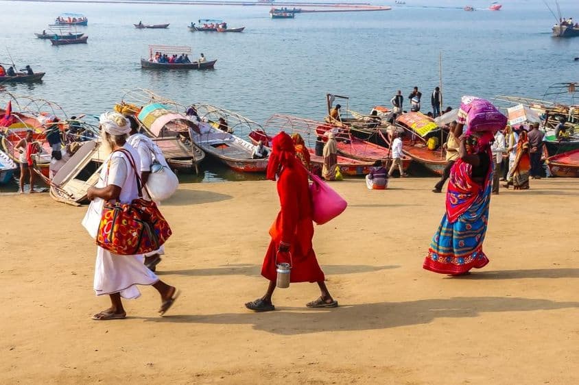 Gläubige besuchen das Kumbh Mela Festival in Prayagraj.