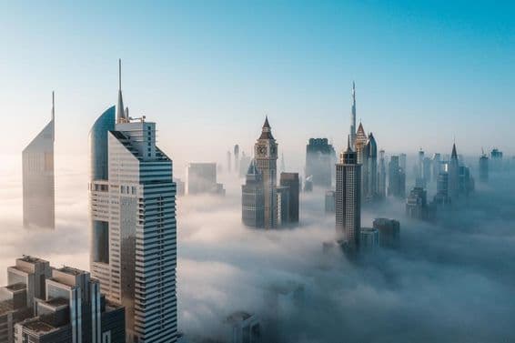 Dubais Mega-Wolkenkratzer im Morgennebel verschluckt.