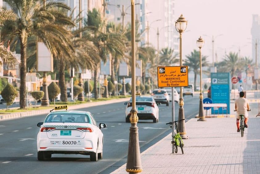 Toyota Taxi Auto auf einer Straße in Ajman.