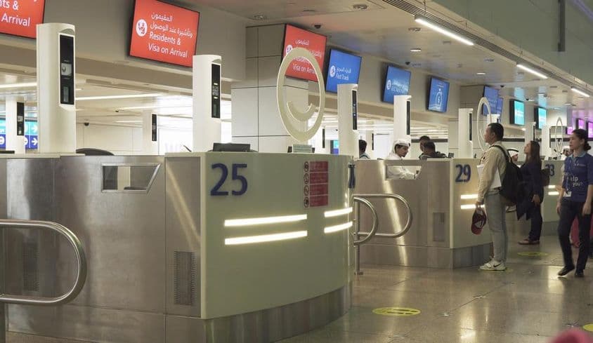Passagiere in der Visumabholung Zone am Dubai International Airport.