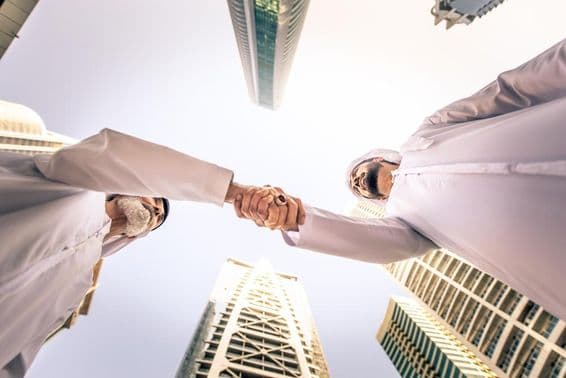 Geschäftsleute treffen sich im Freien in Dubai, Vereinigte Arabische Emirate.