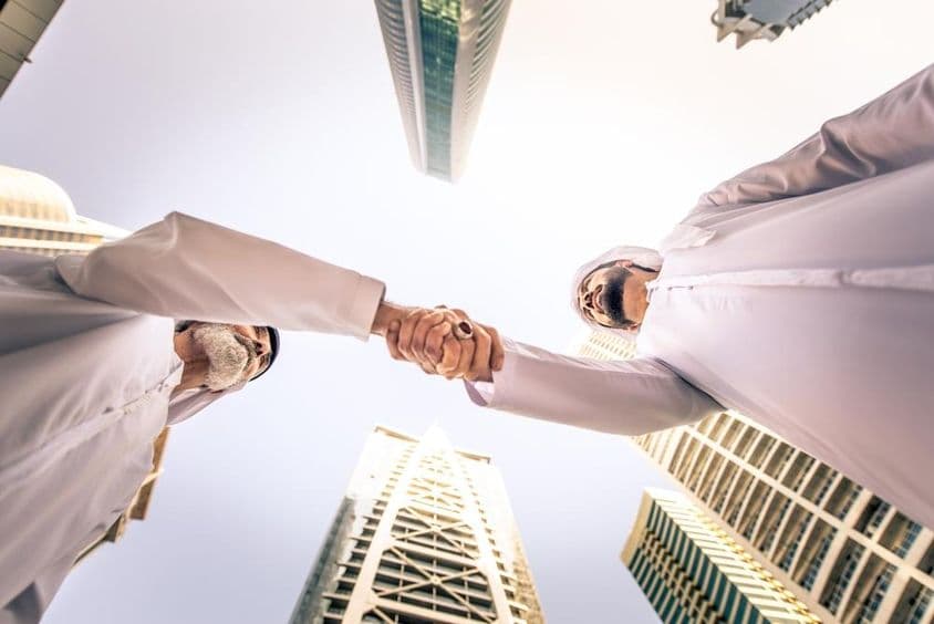 Geschäftsleute treffen sich im Freien in Dubai, Vereinigte Arabische Emirate.