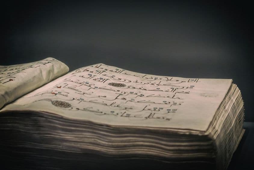 Altes offenes Buchmanuskript, 12.-13. Jahrhundert.