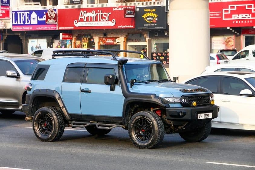 Offroad-Fahrzeug Toyota FJ Cruiser auf Stadtstraße.