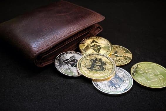 Brieftasche mit verschiedenen Kryptowährungen wie Bitcoin und Ethereum auf schwarzem Hintergrund.