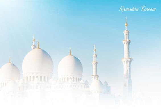 Gesegneter Ramadan mit einer schönen Moschee im Hintergrund.